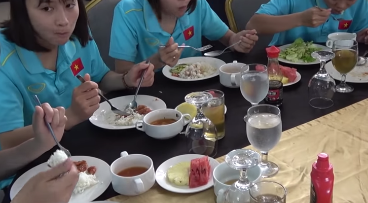 ĐT-bóng-đá-nữ-Việt-Nam-sẽ-phải-thi-đấu-với-bữa-ăn-không-đủ-no